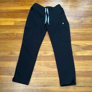 Figs yola straight leg pants in core black. Size is XS/P